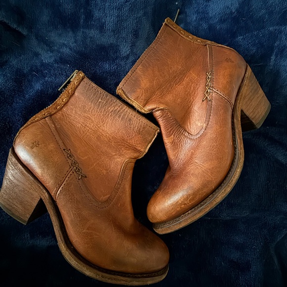 Frye Shoes - Frye Leather Ankle Boots - size 9